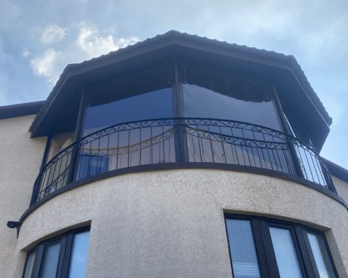 Балкон з Мʼякими вікнами